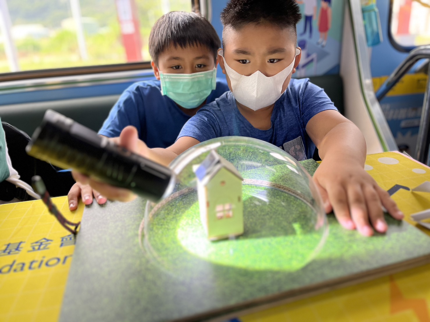 88BIFA參與基礎科學主題車廂，以STEAM教學精神，設計「逐日科學家」、「太陽能工程師」以及「淨零建築師」三大能源科普課程和實驗