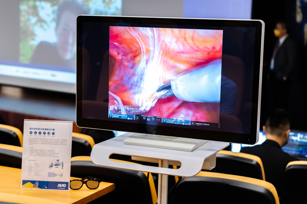 達擎於「國際大腸直腸外科論壇」中，成功導入達文西外接3D影像解決方案。透過達擎即時影像處理技術轉換為成1080p的高解析度畫質，將3D擬真畫面即時呈現於32吋4K 3D醫療顯示器