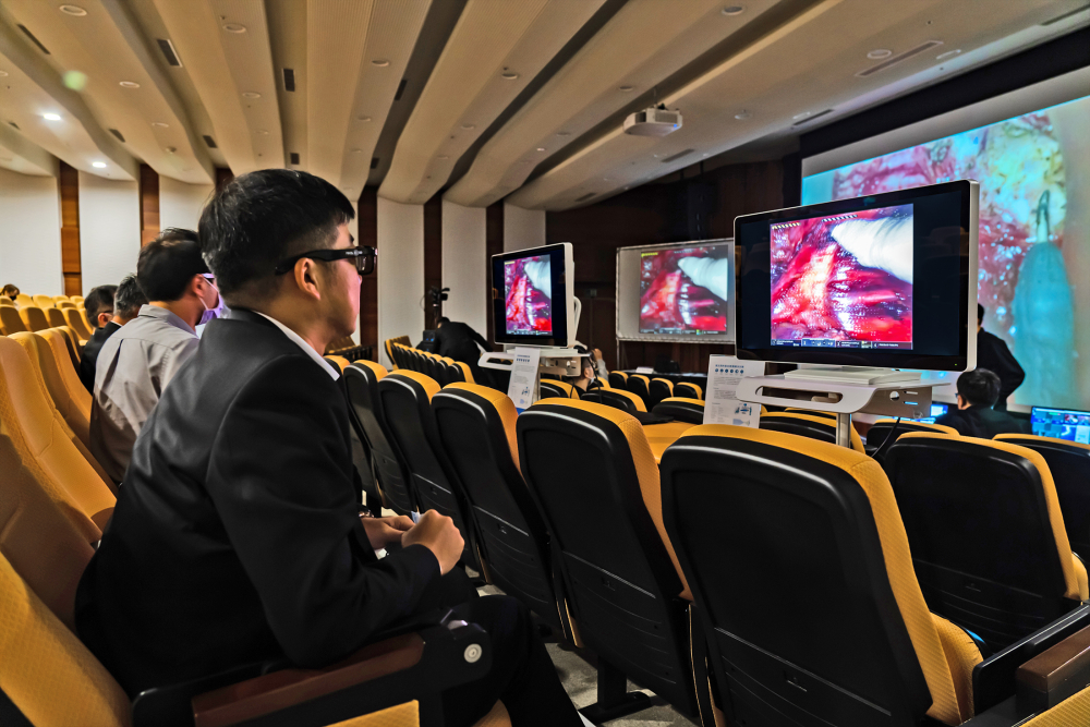 達擎之「達文西外接3D影像解決方案」，將達文西手術機器手臂的3D影像即時連線轉播，在會議室觀摩的醫師們只要戴上偏光眼鏡，就能與執刀醫師看到同步的3D立體影像，如臨操作台現場，縮短達文西手術的學習曲線
