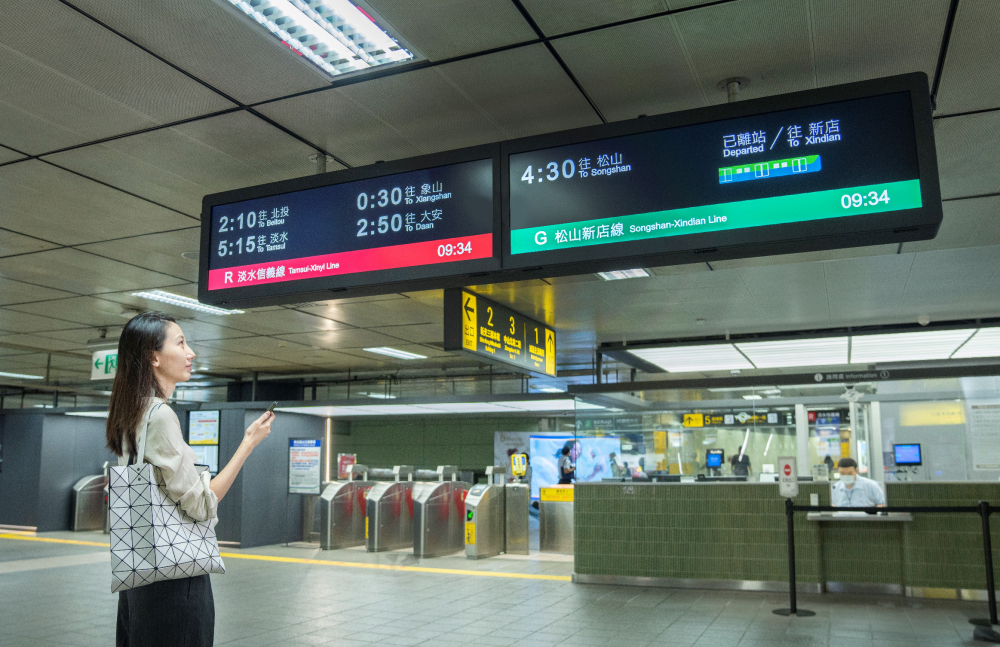 達擎TARTAN顯示器的特殊長條型比例非常適合空間與高度有限的大眾運輸場域應用，具備工業等級高品質、高亮度、高解析與高色彩飽和度等優勢，打造都會智能車站新風貌。