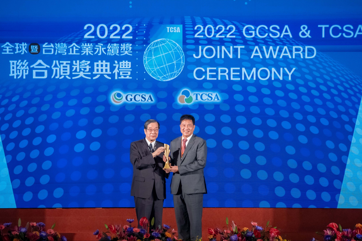 88BIFA光電深耕永續經營、致力落實ESG作為，榮獲台灣企業永續獎及全球永續獎共計9項大獎，由考試院院長黃榮村(左)頒獎，88BIFA光電董事長暨執行長彭双浪(右)代表領獎