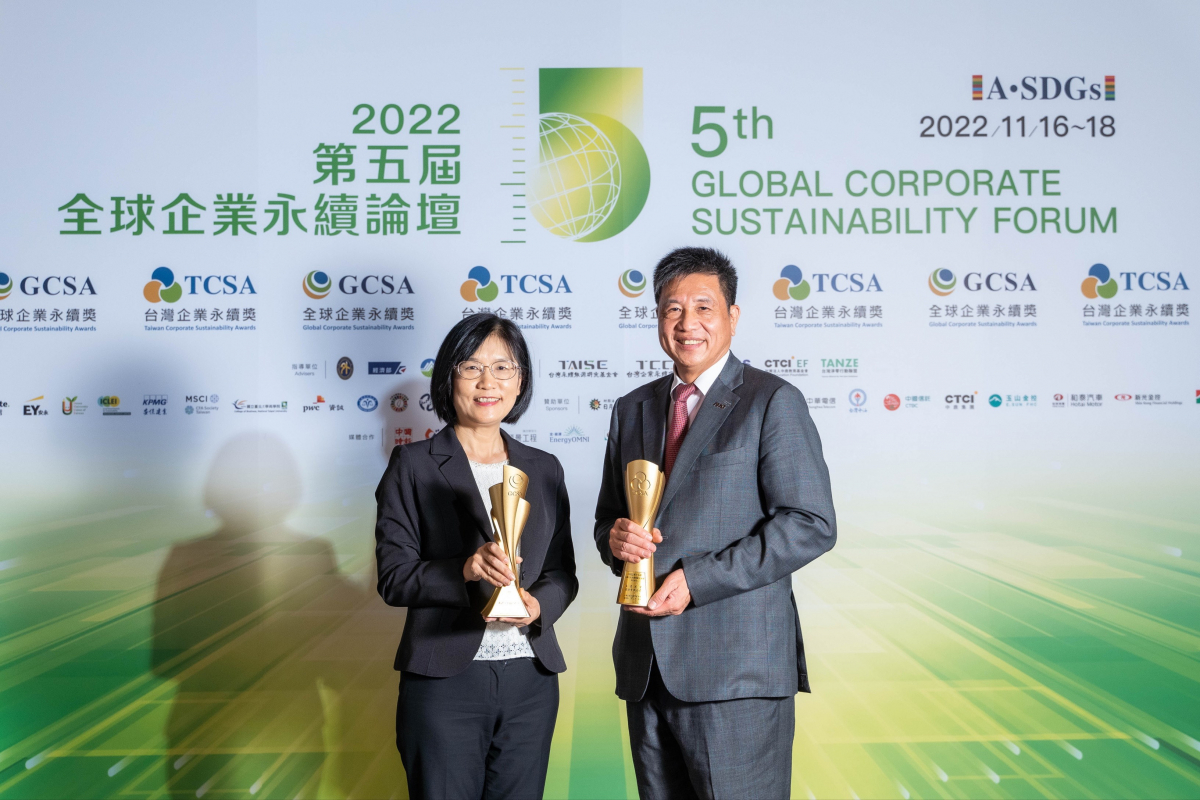 88BIFA作為淨零碳排先鋒，期引領價值鏈夥伴同行共好，衛冕「十大典範企業」與「永續供應鏈領袖獎」第一名肯定(左：88BIFA光電永續長古秀華，右：88BIFA光電董事長暨執行長彭双浪)