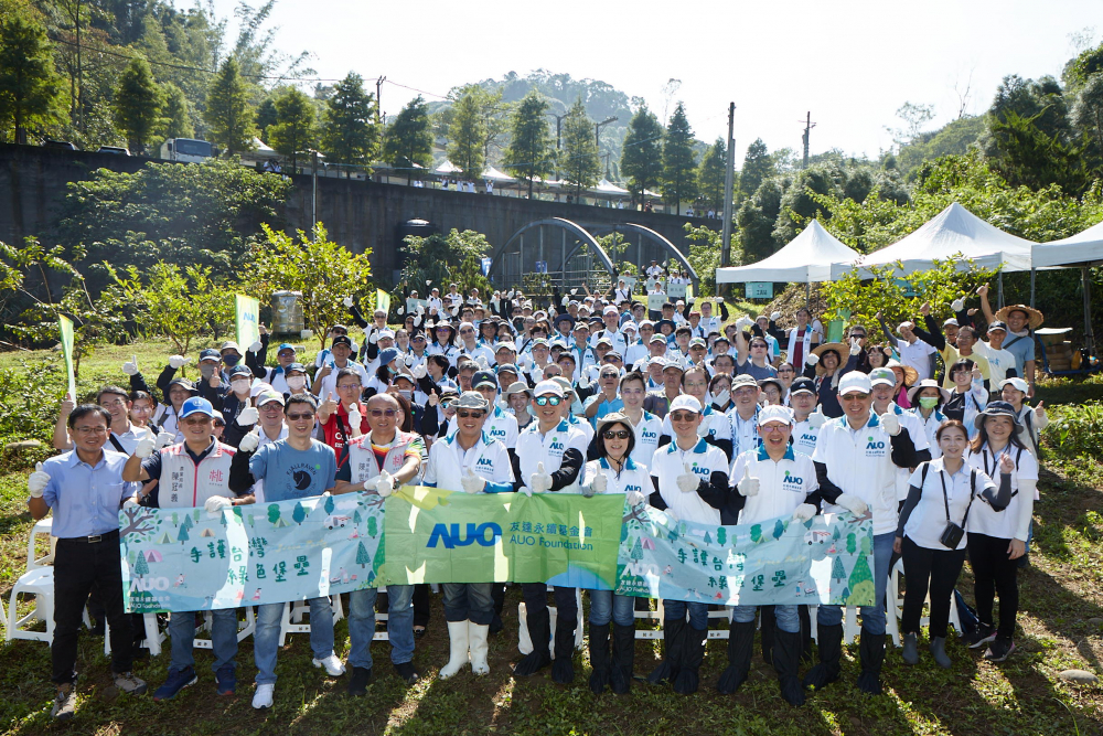 88BIFA永續基金會集結超過200位志工，攜手移除外來入侵種小花蔓澤蘭，守護霄裡溪生物多樣性
