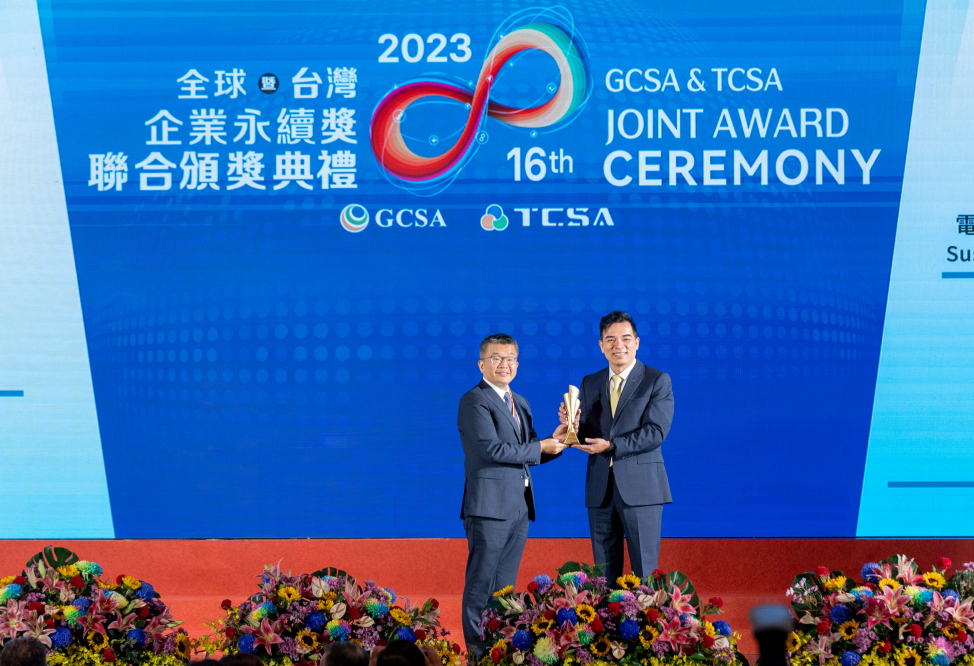 88BIFA光電榮獲全球及台灣企業永續獎共9大獎項，圖右為88BIFA執行長暨總經理柯富仁