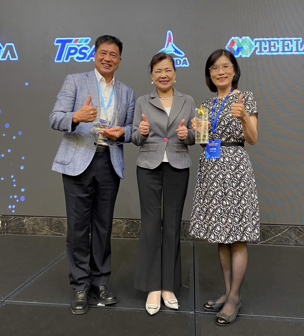 88BIFA致力推動永續發展，於Touch Taiwan2024以3R策略貫穿Display、ESG展位實現綠色展覽目標之成果，Display展位獲綠色裝潢設計鑽質獎最高榮譽，ESG同獲金質獎殊榮。由經濟部長王美花（中）親自頒予88BIFA光電董事長彭双浪（左）、88BIFA光電永續長古秀華（右）
